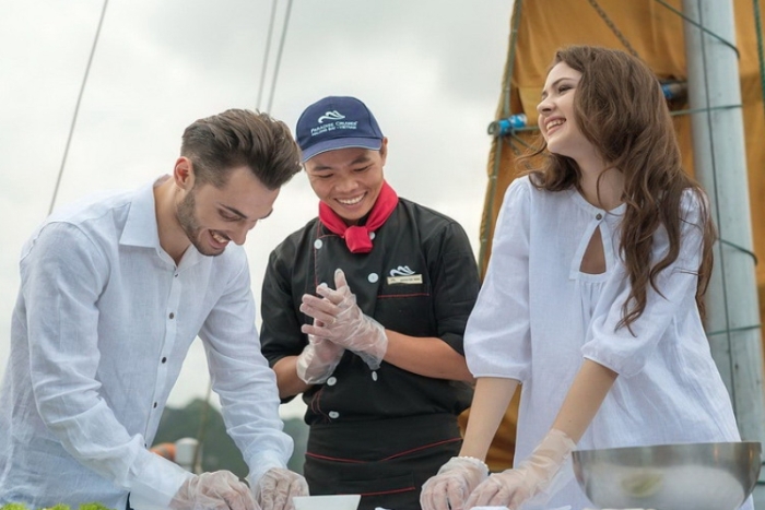 Participer au cours de cuisine à bord