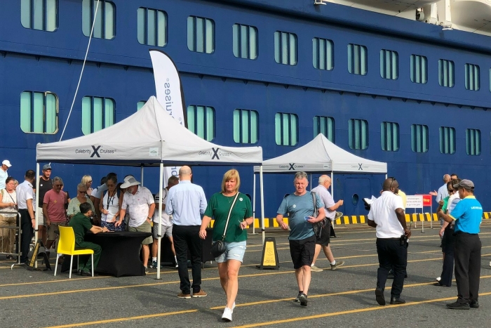 Touristes internationaux sur un super bateau de croisière au Vietnam