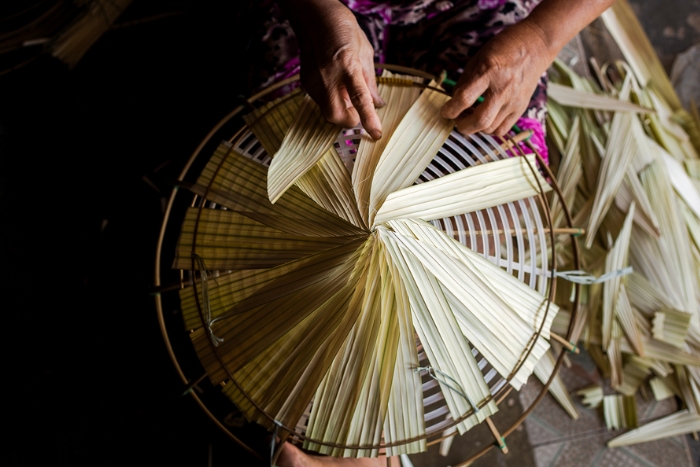 La fabrication de chapeaux nécessite minutie et soin