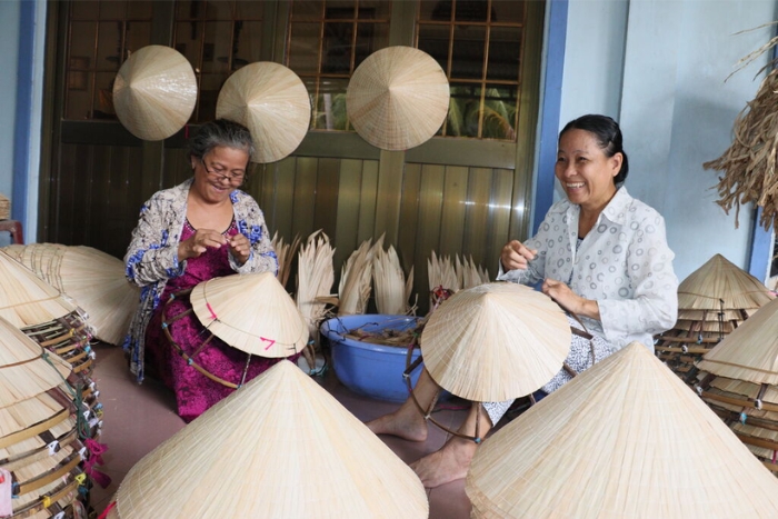 L'art traditionnel de la fabrication de chapeaux vietnamiens se transmet de génération en génération