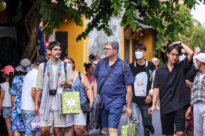 Quoi porter au Vietnam au printemps ? T-shirt, shorts, ... sont le meilleur choix.