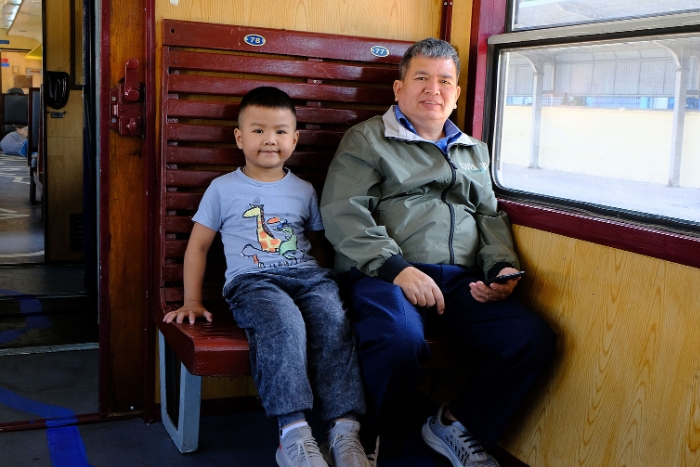 M. Nguyen Hoang Tuyen et son petit-fils de 6 ans ont pris le train de la gare de Hanoi à la gare de Gia Lam,