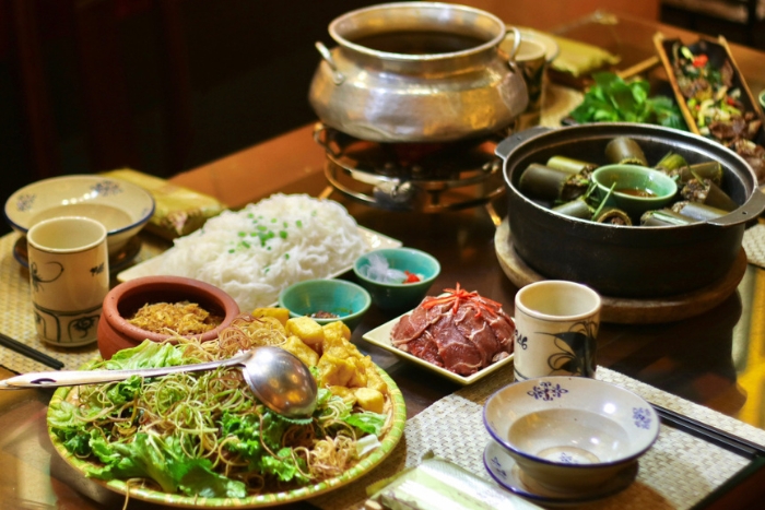 Repas de la fondue typique au restaurant