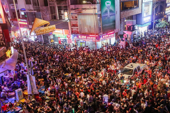 La foule célèbre Halloween à Ho Chi Minh