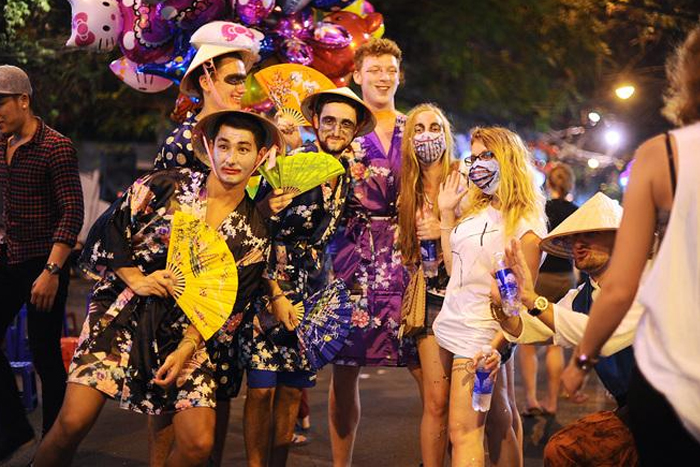 Les expatriés et les jeunes Vietnamiens fêtent Halloween