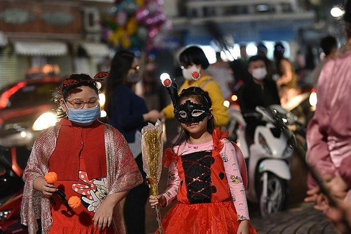 Personnes de tous âges participent aux activités d'Halloween