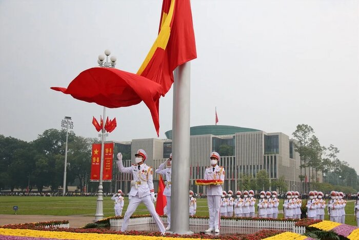 Cérémonie de lever du drapeau vietnamien sur la place Ba Dinh