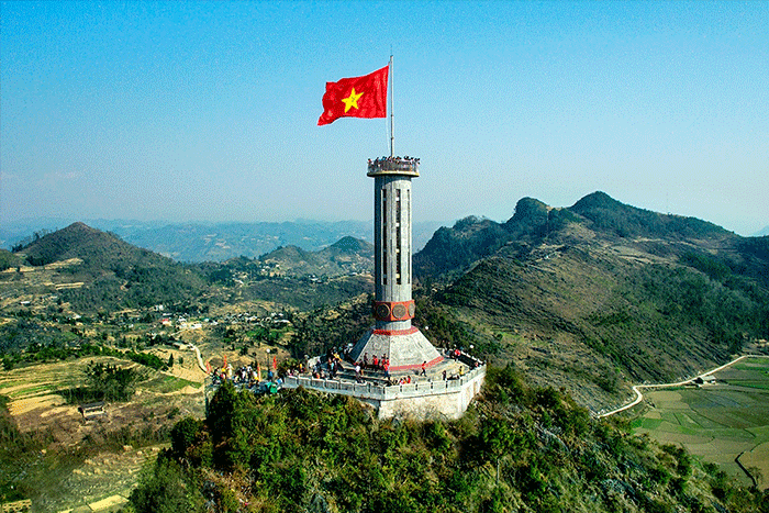 La tour du drapeau Lung Cu avec drapeau national du Vietnam