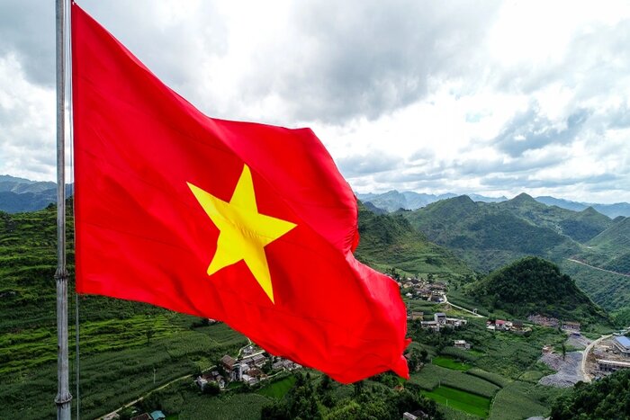 Le drapeau rouge avec une étoile jaune - drapeau national du Vietnam