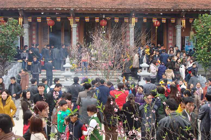 Les Vietnamiens visitent les temples à l'occasion du Nouvel An