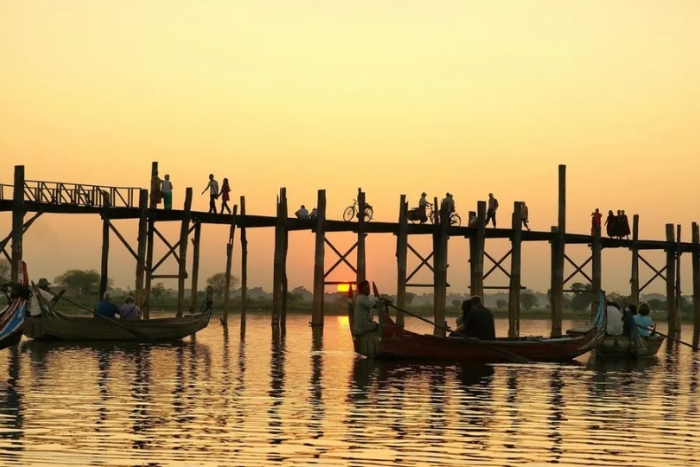 Se promener sur le pont U Bein au coucher du soleil