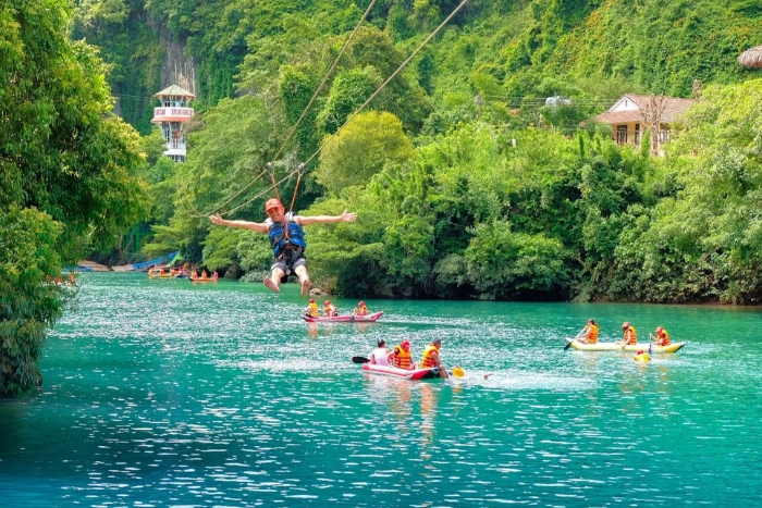 Descente en tyrolienne dans la grotte Sombre à Phong Nha, l’une des meilleures destinations pour voyager en mars