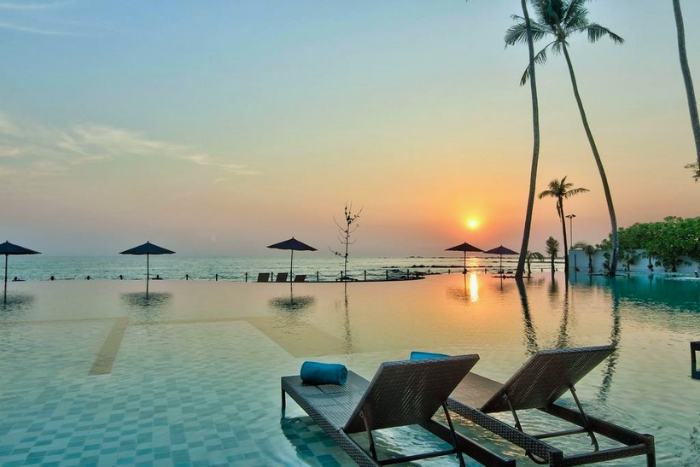 Une atmosph&egrave;re douce au bord de l&rsquo;eau au Hilton Ngapali Resort & Spa