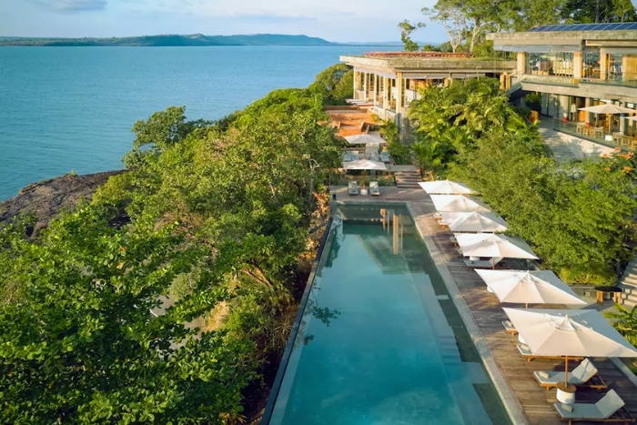 Un pas vers la mer depuis le Six Senses Krabey Island, parmi les meilleurs resorts baln&eacute;aires en Asie du Sud-Est