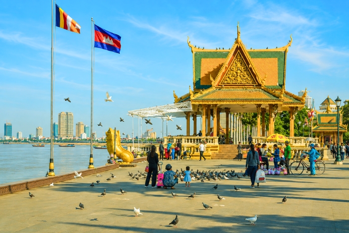 Contempler l&rsquo;animation de Phnom Penh depuis Sisowath Quay