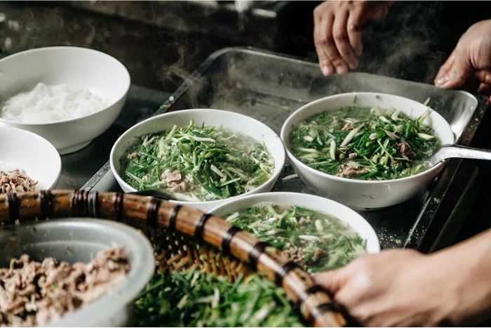 Déguster de la soupe de nouilles vietnamienne