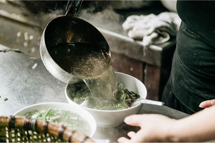 Préparation du bouillon pho