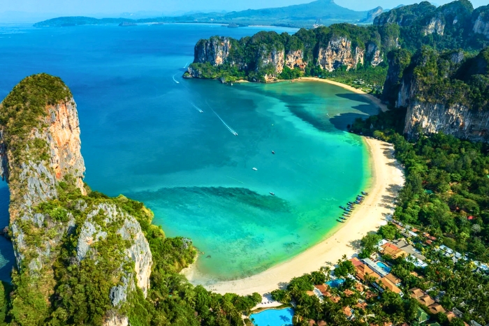 Profiter de l’eau turquoise à Railay Beach