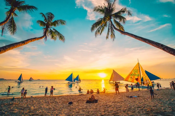 Sc&egrave;ne tropicale dor&eacute;e sur White Beach