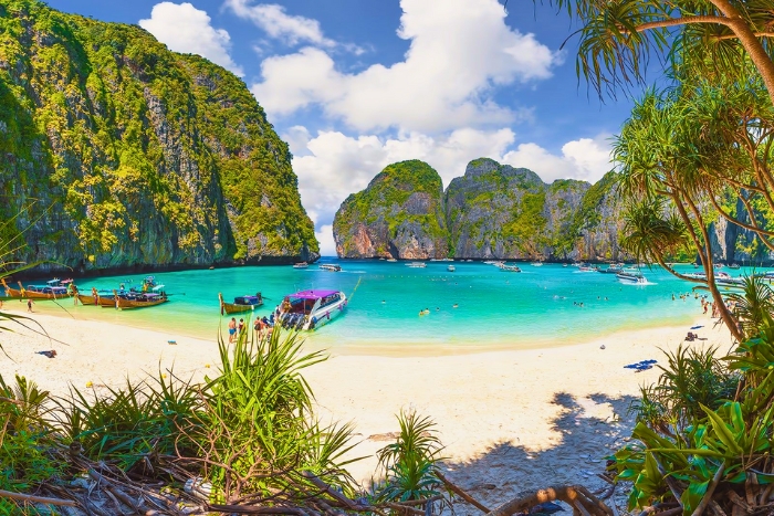 Vue panoramique sur le sable blanc de Maya Bay