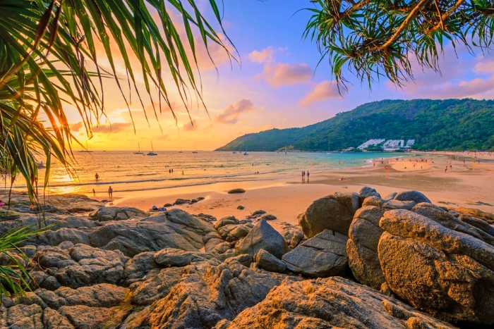 Coucher de soleil paisible à Nai Harn Beach