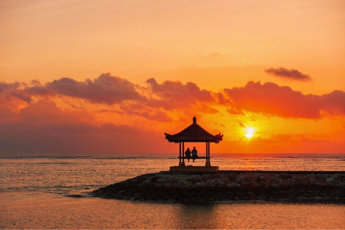 Sanur Beach offre un lever de soleil paisible
