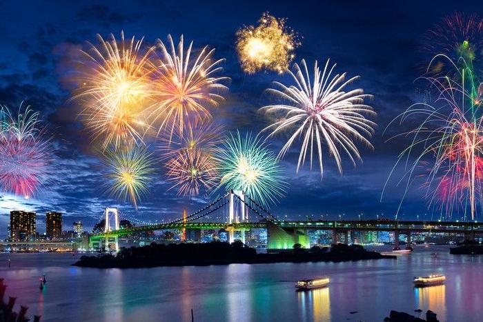 Feu d'artifice du réveillon du Nouvel An pendant la fête du Têt