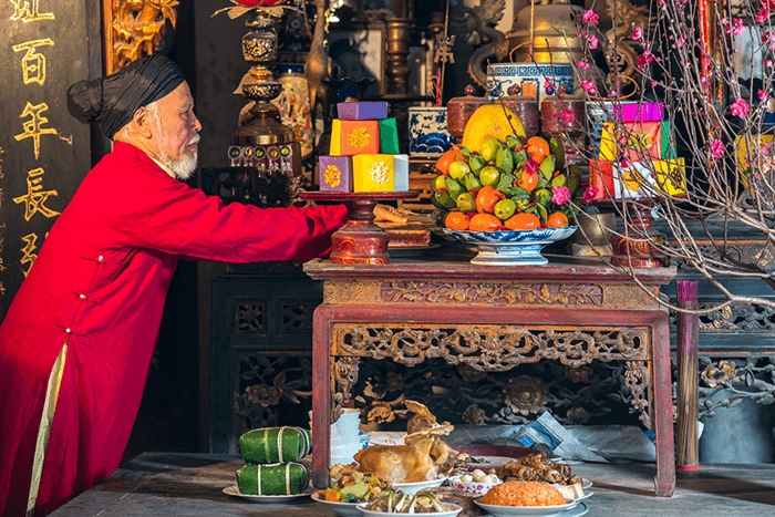 Un autel familial décoré pendant les vacances du Têt vietnamien