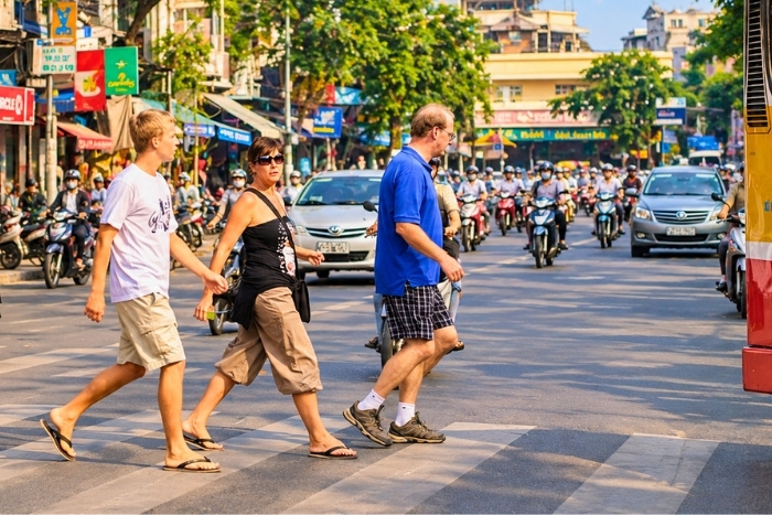 Traverser les rues anim&eacute;es pour voyager en s&eacute;curit&eacute; au Vietnam
