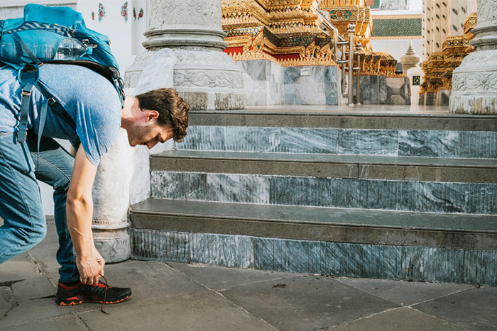 Enlevez vos chaussures avant d'entrer dans la pagode ou le temple