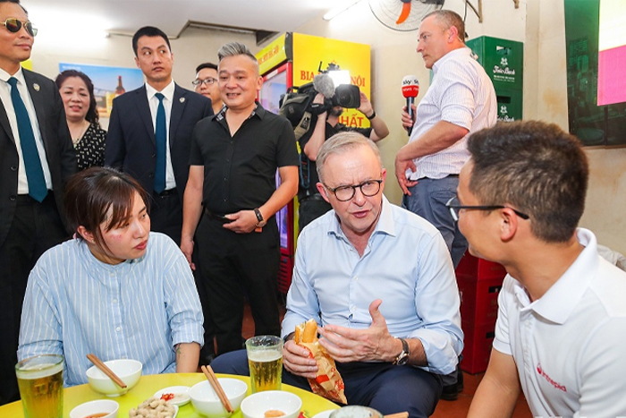 Le Premier ministre australien goûte au Banh Mi vietnamien