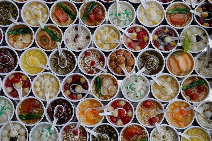 Variétés de chè vietnamien colorées dans des bols en céramique