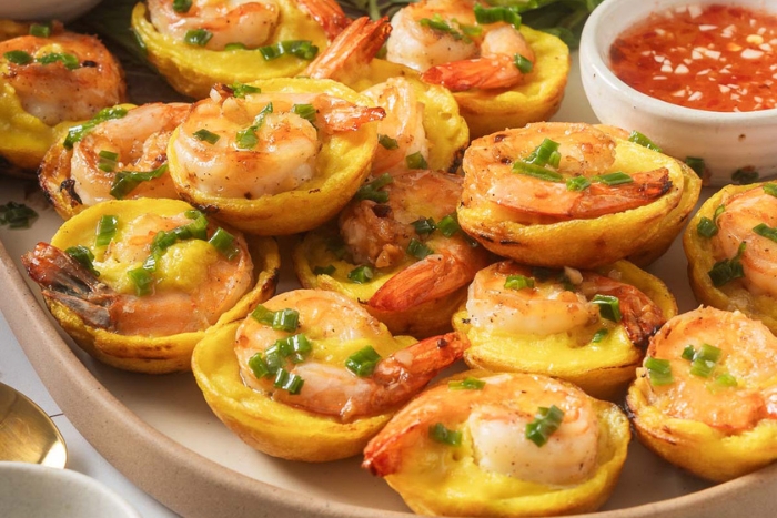 Spécialité vietnamienne : mini crêpes salées au lait de coco et crevettes