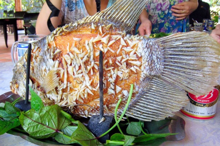 Cá Tai Tượng Chiên Xù, spécialité conviviale et savoureuse du delta du Mékong