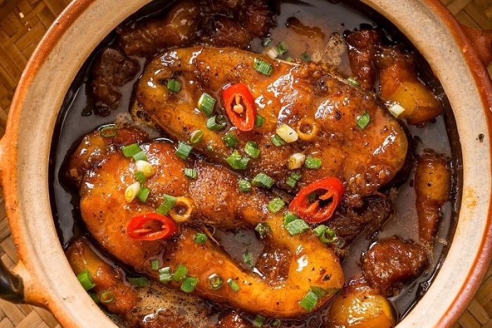 Cá Kho Tộ parfumé et tendre, servi avec riz chaud pour un repas familial