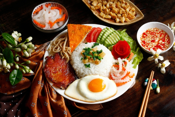 Délicieux Cơm Tấm avec porc grillé, œuf au plat et sauce nuoc-mam 