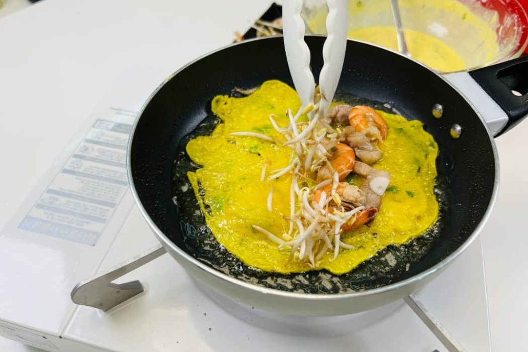 Préparer le véritable bánh xèo du Sud Vietnam