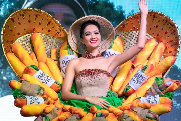 Miss H'Hen Nie portait un costume de pain vietnamien pour participer à Miss Univers 2018
